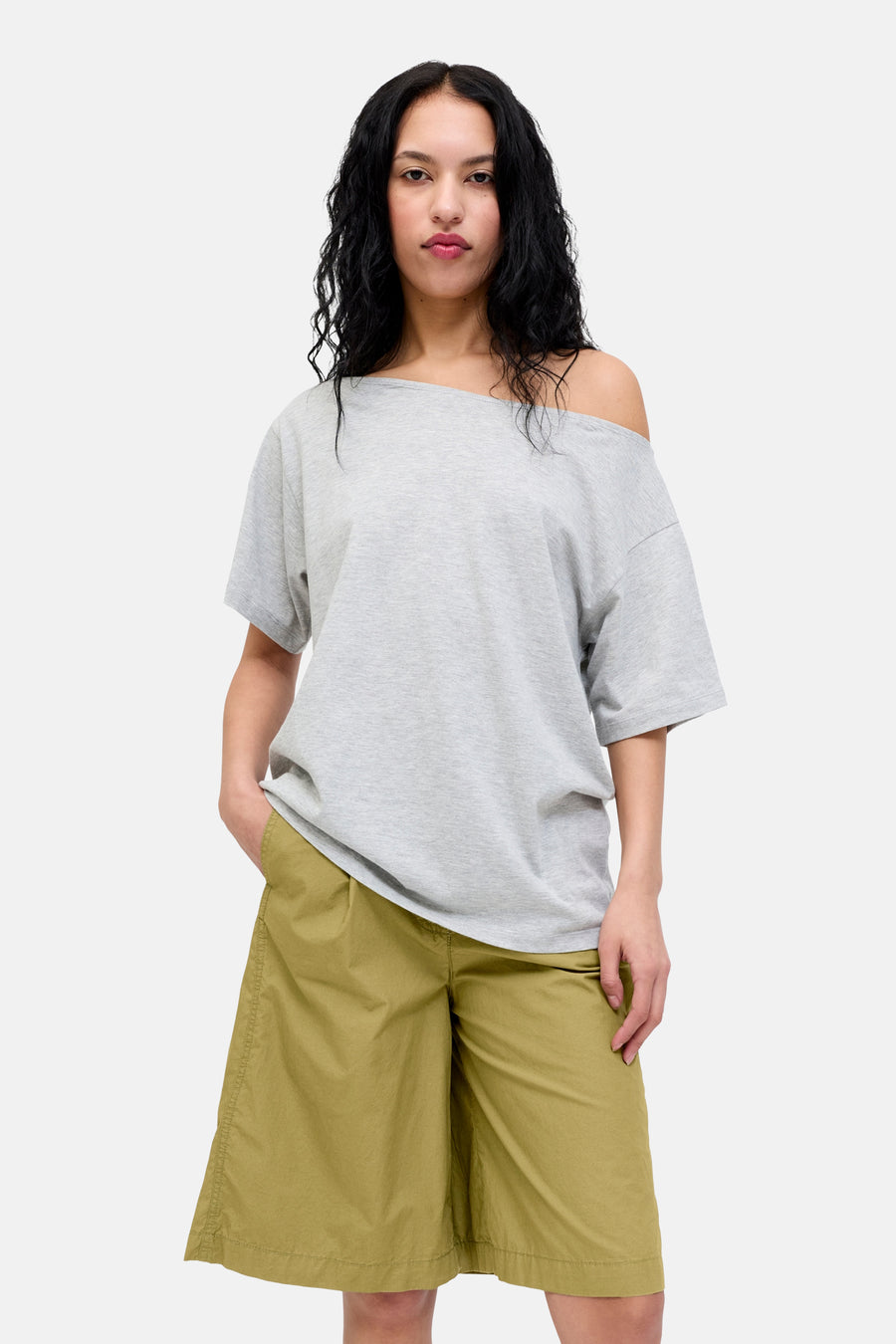Groene korte broek van JJXX, lichtgewicht stof, comfortabele pasvorm, model draagt grijze off-shoulder top, front view