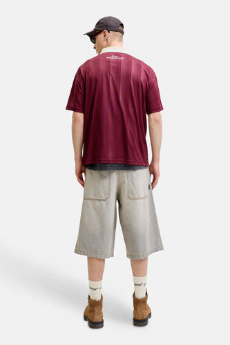Bruine gestreepte polo van ORIGINALS BY JACK & JONES, van achteren gezien, met 'FIFA WORLD CUP' op de rug en een lichte kraag.