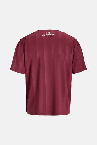 Bruine polo van ORIGINALS BY JACK & JONES met verticaal gestreepte textuur en een FIFA World Cup logo op de achterkant, vanuit achteraanzicht.