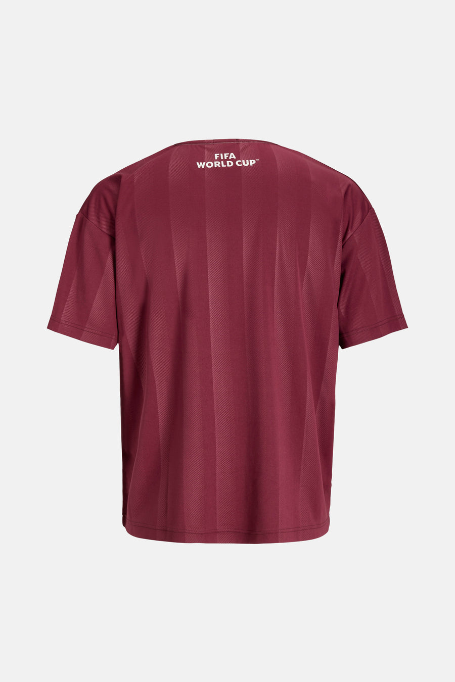 Bruine polo van ORIGINALS BY JACK & JONES met verticaal gestreepte textuur en een FIFA World Cup logo op de achterkant, vanuit achteraanzicht.