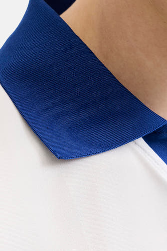 Witte polo van ORIGINALS BY JACK & JONES met blauwe geribbelde kraag en piqué stofstructuur.