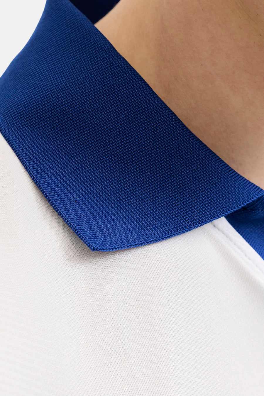 Witte polo van ORIGINALS BY JACK & JONES met blauwe geribbelde kraag en piqué stofstructuur.