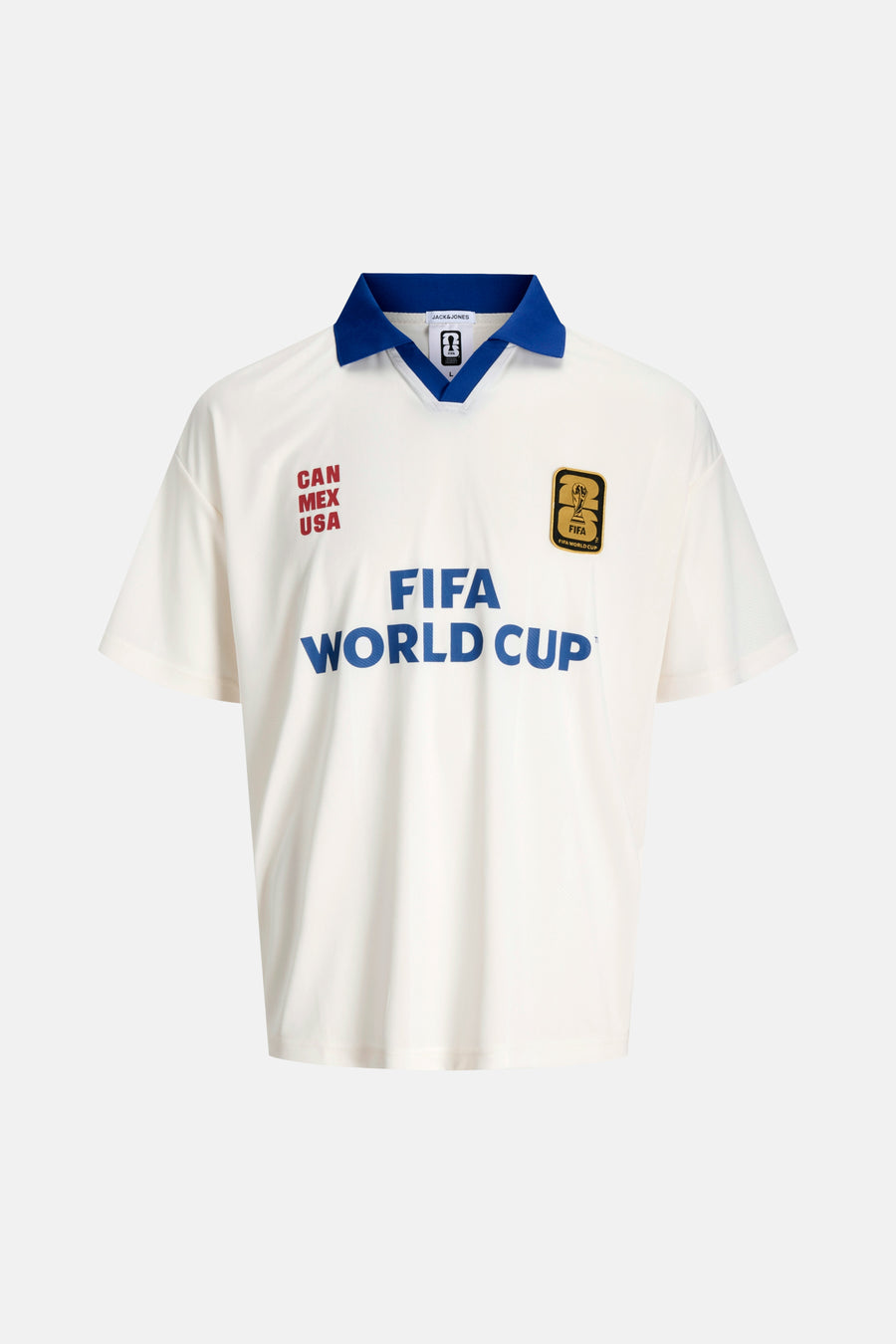 Witte polo van ORIGINALS BY JACK & JONES met blauwe kraag, rode 'CAN MEX USA' tekst, gouden FIFA 26 patch en blauwe 'FIFA WORLD CUP' letters.