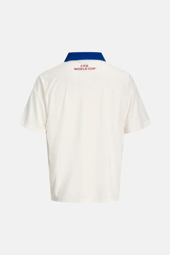 Gebroken wit poloshirt van ORIGINALS BY JACK & JONES met blauwe kraag en rood FIFA World Cup™ logo op de rug.