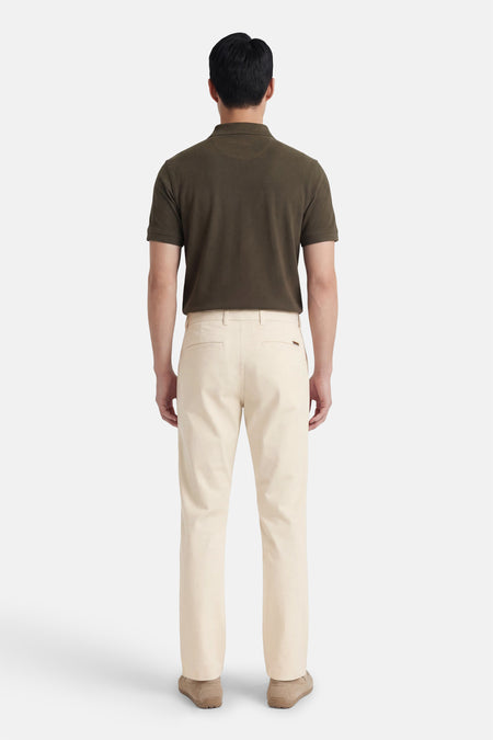 Ecrukleurige chino van JACK & JONES JEANS INTELLIGENCE, gezien van achteren, met beige schoenen.