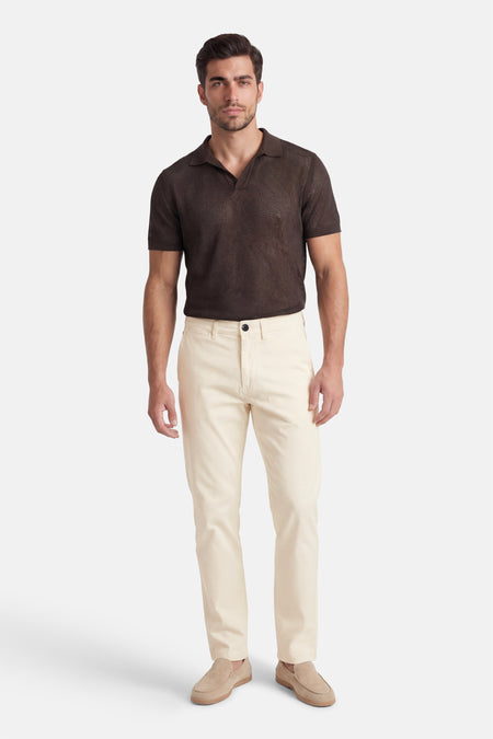 Ecru chino van JACK & JONES JEANS INTELLIGENCE, gedragen met een bruin poloshirt en suède instappers.