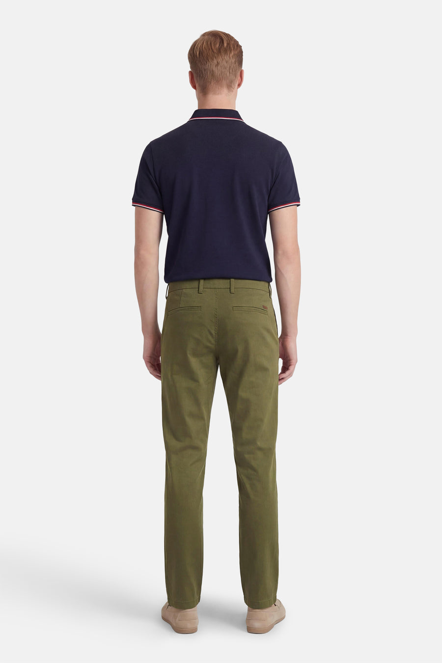 Pantalon chino vert de JACK & JONES JEANS INTELLIGENCE, vu de dos, combiné avec un polo bleu foncé et des chaussures en daim.