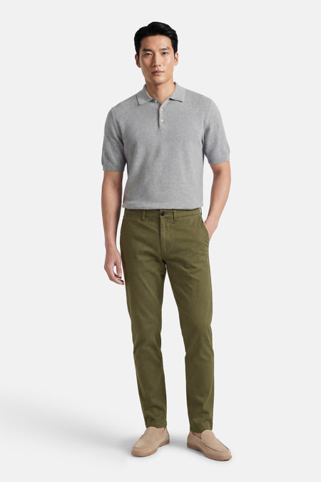 Groene chino van JACK & JONES JEANS INTELLIGENCE, gecombineerd met een grijs poloshirt en suède loafers.