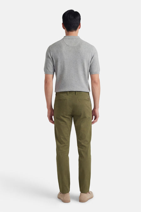 Groene chino van JACK & JONES JEANS INTELLIGENCE, met een effen ontwerp en achterzakken, gezien van achteren.
