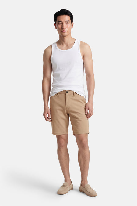 Beige short van JACK & JONES JEANS INTELLIGENCE, gecombineerd met een wit hemd en mocassins in een effen kleur.