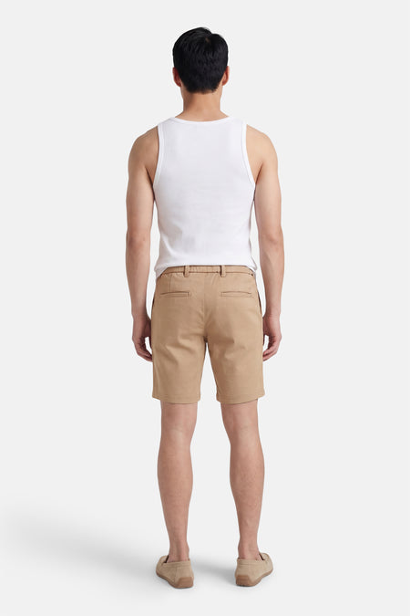 Beige short van JACK & JONES JEANS INTELLIGENCE, achterkant, gecombineerd met een wit hemdje en suède schoenen.
