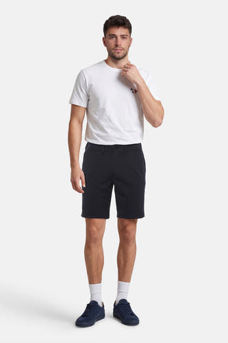 Blauwe short van JACK & JONES JEANS INTELLIGENCE, gedragen met een wit T-shirt en blauwe schoenen met witte sokken.