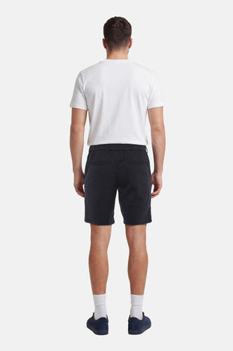 Short bleu de JACK & JONES JEANS INTELLIGENCE, avec une taille élastique et porté avec un t-shirt blanc.