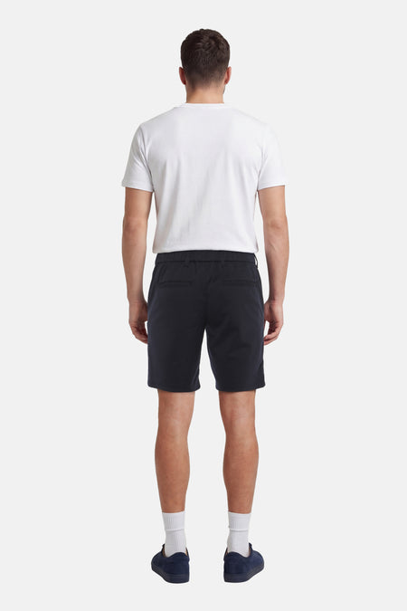 Blauwe short van JACK & JONES JEANS INTELLIGENCE, met een elastische tailleband en gedragen met een wit T-shirt.
