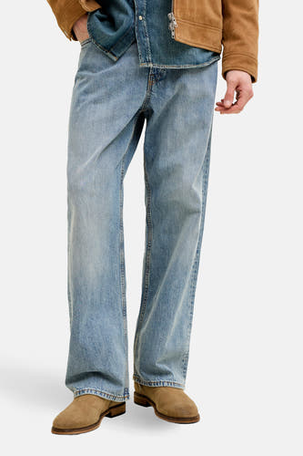 Jean droit en denim bleu clair de JACK & JONES JEANS INTELLIGENCE, avec une coupe décontractée et des surpiqûres visibles.