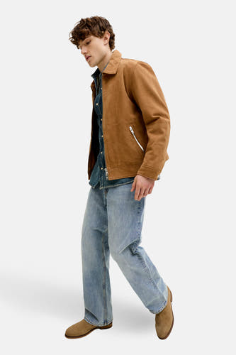 Jeans coupe droite en denim bleu clair de JACK & JONES JEANS INTELLIGENCE, portées avec une veste marron et des chaussures en daim.