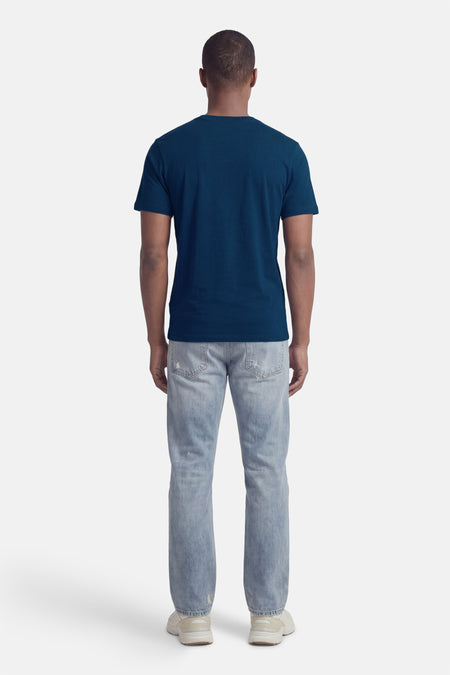 T-shirt à manches courtes bleu de CORE BY JACK & JONES, coupe droite, à porter avec un jean et des baskets.