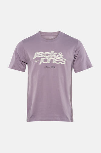 T-shirt à manches courtes violet de CORE BY JACK & JONES, avec logo sur la poitrine et porté avec un jean déchiré.