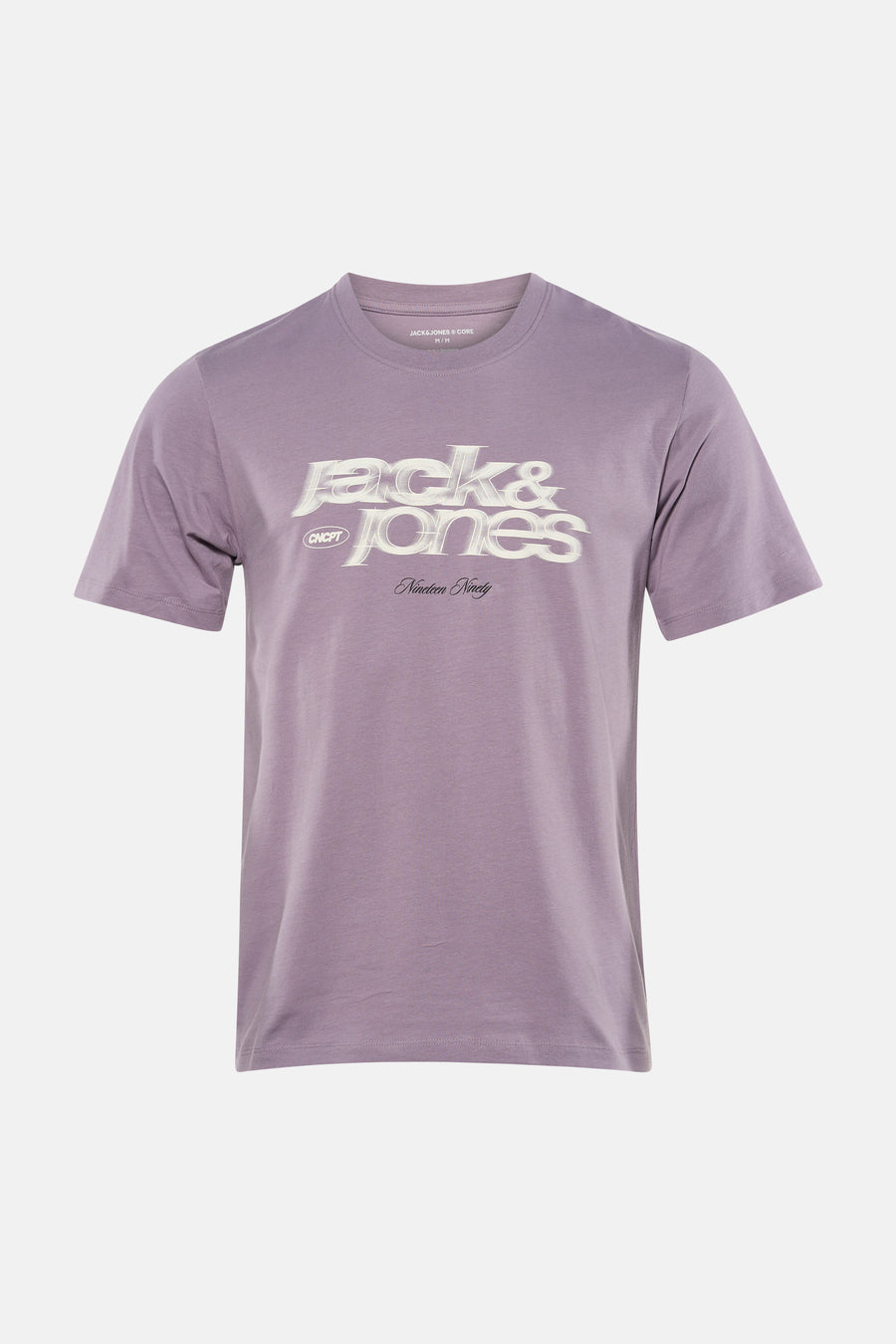 T-shirt à manches courtes violet de CORE BY JACK & JONES, avec logo sur la poitrine et porté avec un jean déchiré.