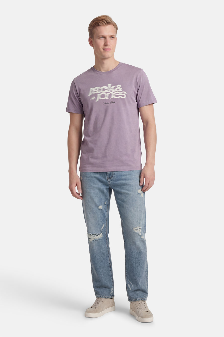 Paars T-shirt met korte mouwen van CORE BY JACK & JONES, met logo op de borst en gedragen met een spijkerbroek met gaten.