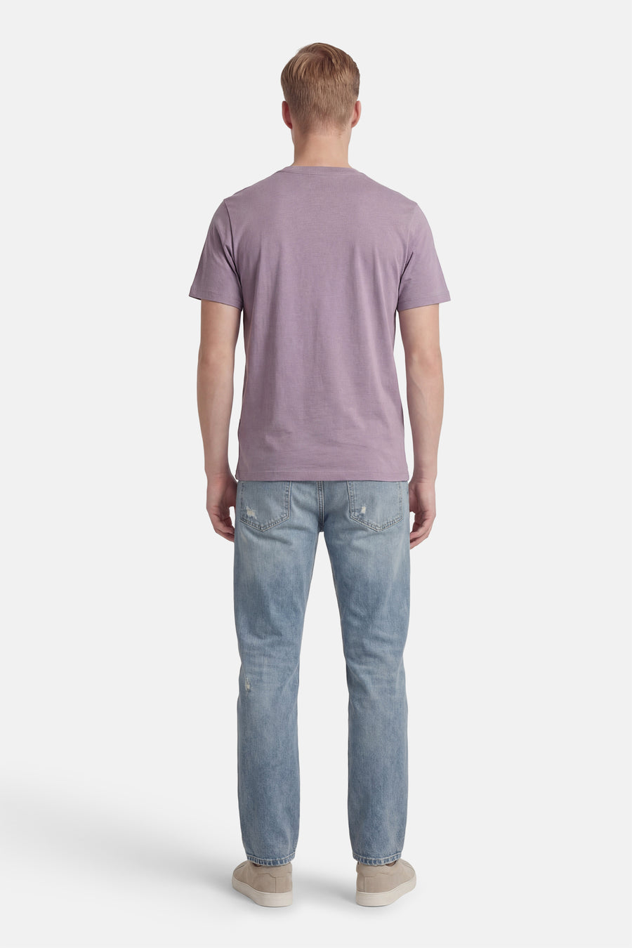 T-shirt à manches courtes violet de CORE BY JACK & JONES, vu de dos, avec un jean bleu clair et des chaussures beiges.