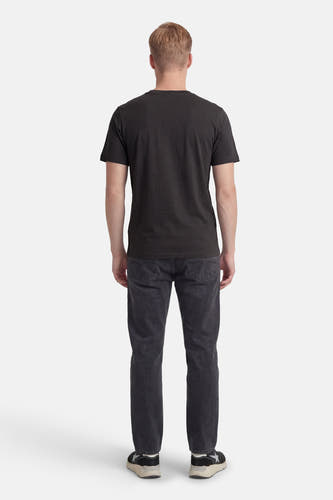 T-shirt gris à manches courtes CORE BY JACK & JONES, dos, combiné avec un jean foncé et des baskets.