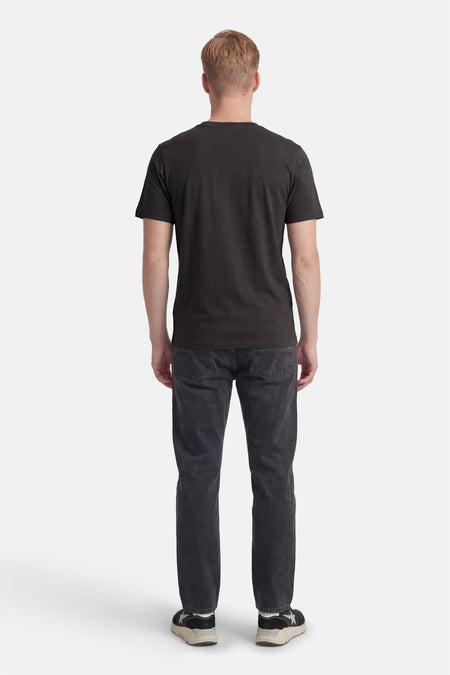 Grijs T-shirt met korte mouwen van CORE BY JACK & JONES, achterkant, gecombineerd met een donkere jeans en sneakers.

