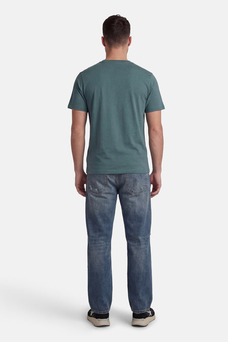 Groen T-shirt met korte mouwen van CORE BY JACK & JONES, gezien van achteren, met jeans en sneakers.