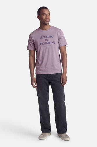 Paars T-shirt met korte mouwen van CORE by JACK & JONES, met bedrukte logo en gedragen met zwarte jeans en suède schoenen.
