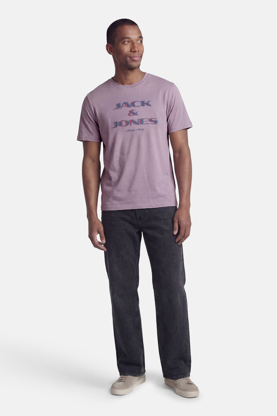 Paars T-shirt met korte mouwen van CORE by JACK & JONES, met bedrukte logo en gedragen met zwarte jeans en suède schoenen.
