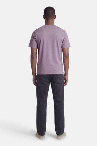 Paars T-shirt met korte mouwen van CORE BY JACK & JONES, gezien van achteren, gecombineerd met donkere jeans en casual schoenen.