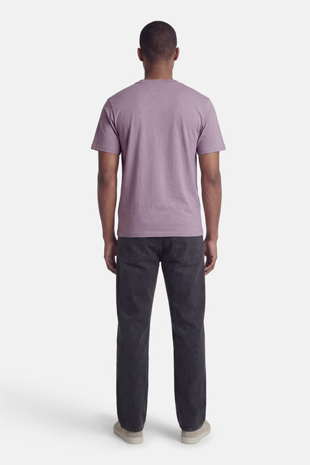 Paars T-shirt met korte mouwen van CORE BY JACK & JONES, gezien van achteren, gecombineerd met donkere jeans en casual schoenen.