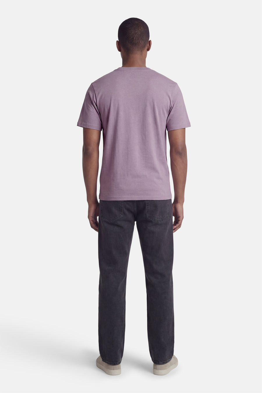 Paars T-shirt met korte mouwen van CORE BY JACK & JONES, gezien van achteren, gecombineerd met donkere jeans en casual schoenen.