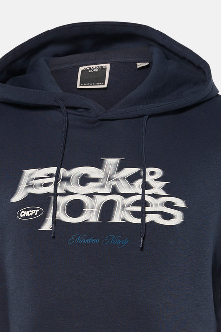 Blauwe sweater met kap van CORE BY JACK & JONES, met witte merktekst en de tekst "Nineteen Ninety" in blauw.