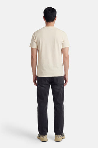 Ecru T-shirt met korte mouwen van ORIGINALS BY JACK & JONES, gezien van achteren, gecombineerd met donkere jeans en sneakers.