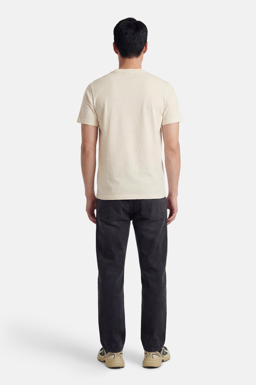 Ecru T-shirt met korte mouwen van ORIGINALS BY JACK & JONES, gezien van achteren, gecombineerd met donkere jeans en sneakers.