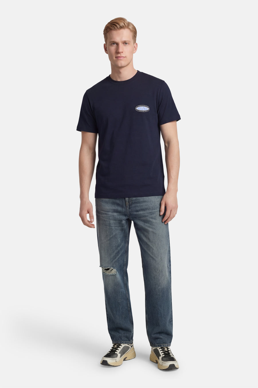 Blauw T-shirt met korte mouwen van ORIGINALS BY JACK & JONES, met een kleine print op de borst, gecombineerd met jeans en sneakers.