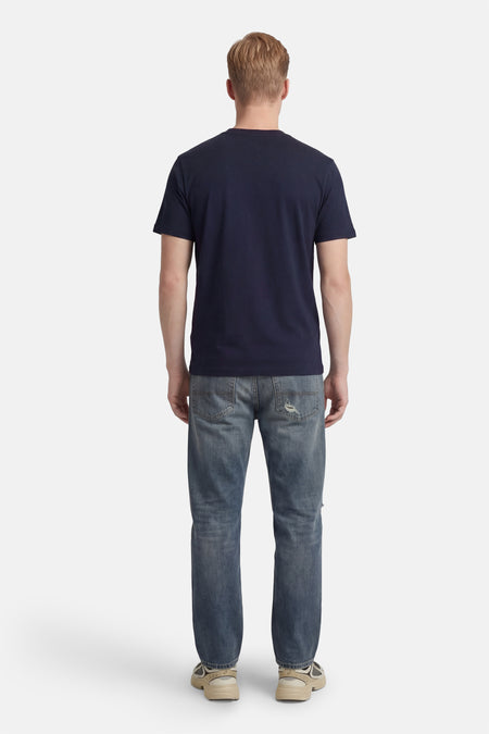 Blauw T-shirt met korte mouwen van ORIGINALS BY JACK & JONES, met effen ontwerp, gedragen met jeans en sneakers, achteraanzicht.
