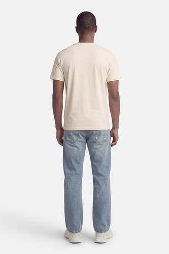 T-shirt écru à manches courtes de ORIGINALS BY JACK & JONES, dos, combiné avec un jean bleu et des baskets blanches.