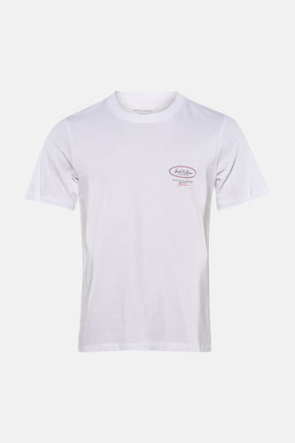 T-shirt blanc à manches courtes de ORIGINALS BY JACK & JONES, porté avec un jean foncé et des baskets blanches.