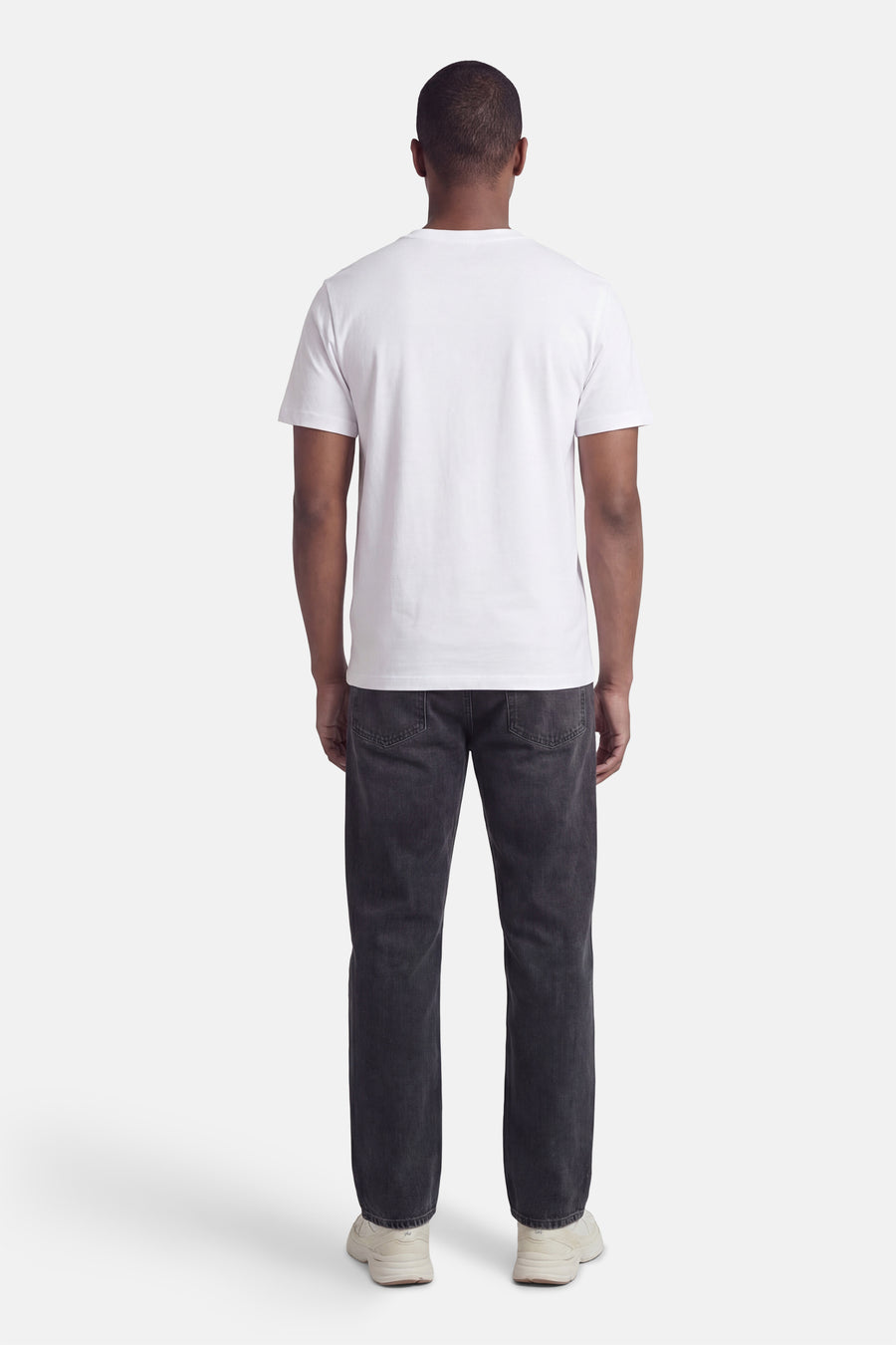 T-shirt blanc à manches courtes de ORIGINALS BY JACK & JONES, vu de dos, associé à un jean foncé et des baskets de couleur crème.