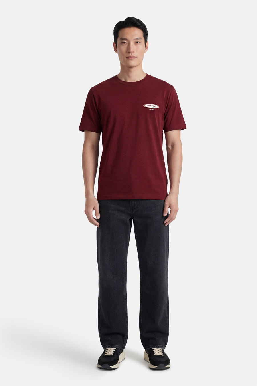 T-shirt rouge à manches courtes de ORIGINALS by JACK & JONES, avec un petit logo sur la poitrine, à combiner avec un jean foncé et des baskets.