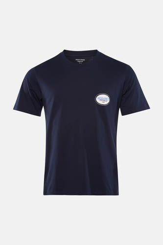 T-shirt bleu à manches courtes de ORIGINALS BY JACK & JONES, porté avec un jean bleu et des baskets.