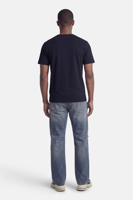 Blauw T-shirt met korte mouwen van ORIGINALS BY JACK & JONES, achterkant, gecombineerd met jeans en sneakers.
