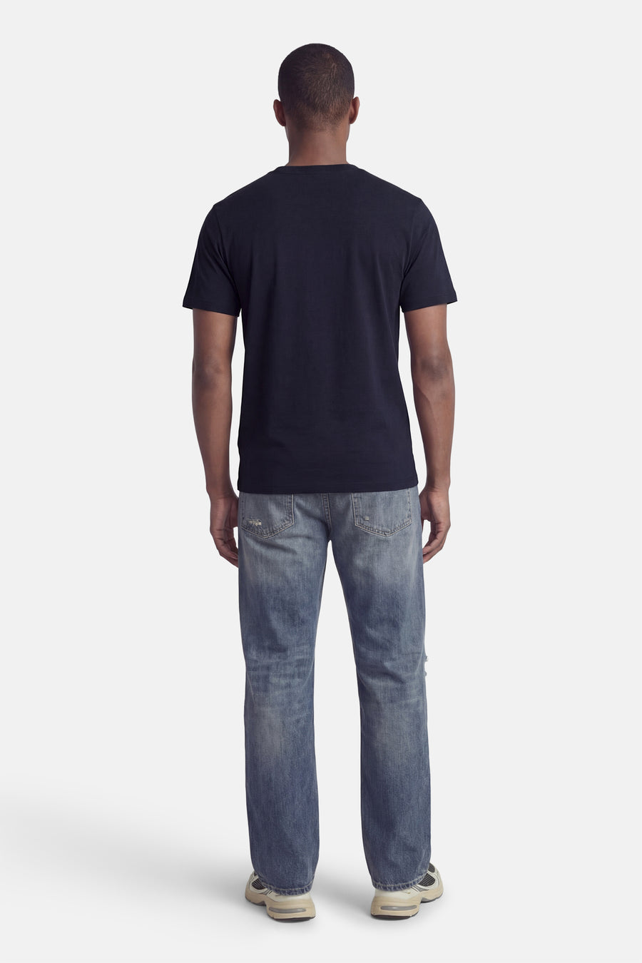 T-shirt bleu à manches courtes de ORIGINALS BY JACK & JONES, dos, combiné avec un jean et des baskets.