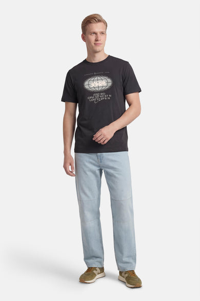 Grijs T-shirt met korte mouwen van CORE by JACK & JONES, met grafische print en gedragen met lichte jeans en groene sneakers.
