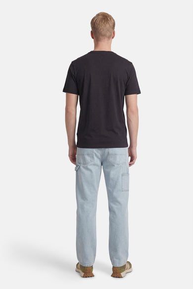 Grijs T-shirt met korte mouwen van CORE BY JACK & JONES, gezien vanaf de achterkant, gecombineerd met lichtblauwe jeans en groene sneakers.