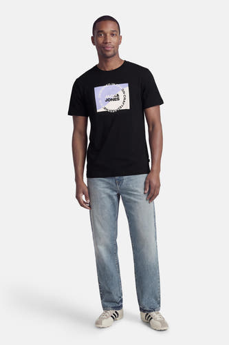 Zwart T-shirt met korte mouwen van ORIGINALS BY JACK & JONES, met een grafische print, gedragen met een jeans en sportschoenen.
