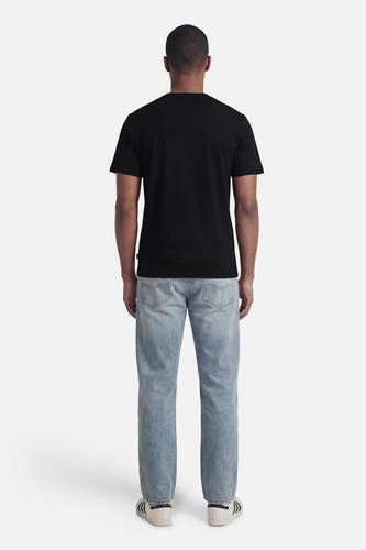 Zwart T-shirt met korte mouwen van ORIGINALS BY JACK & JONES, achterkant gezien, gecombineerd met een lichte jeans en witte sneakers.