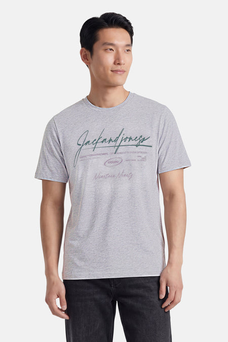 T-shirt gris à manches courtes de CORE BY JACK & JONES, avec un logo script et un imprimé texte sur la poitrine.